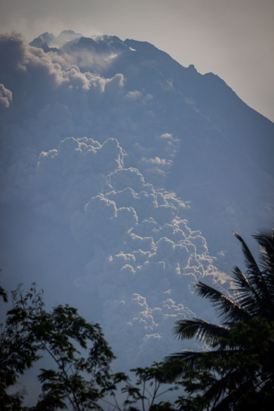 Endonezya'daki Merapi Yanardağı faaliyete geçti: Turizm ve madencilik faaliyetleri durduruldu