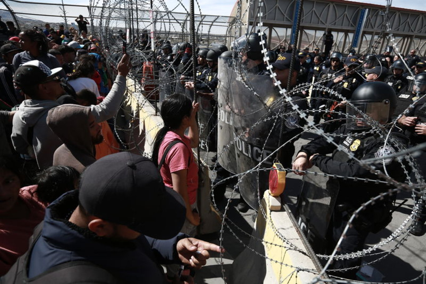 Meksika'da yüzlerce göçmen ABD sınırındaki kontrol noktasına akın etti