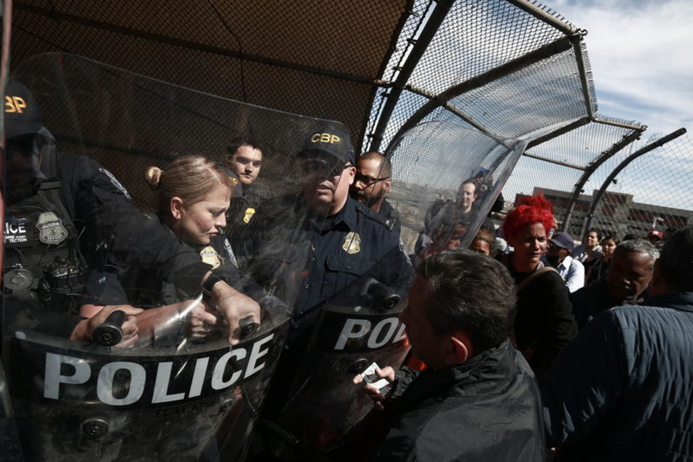 Meksika'da yüzlerce göçmen ABD sınırındaki kontrol noktasına akın etti