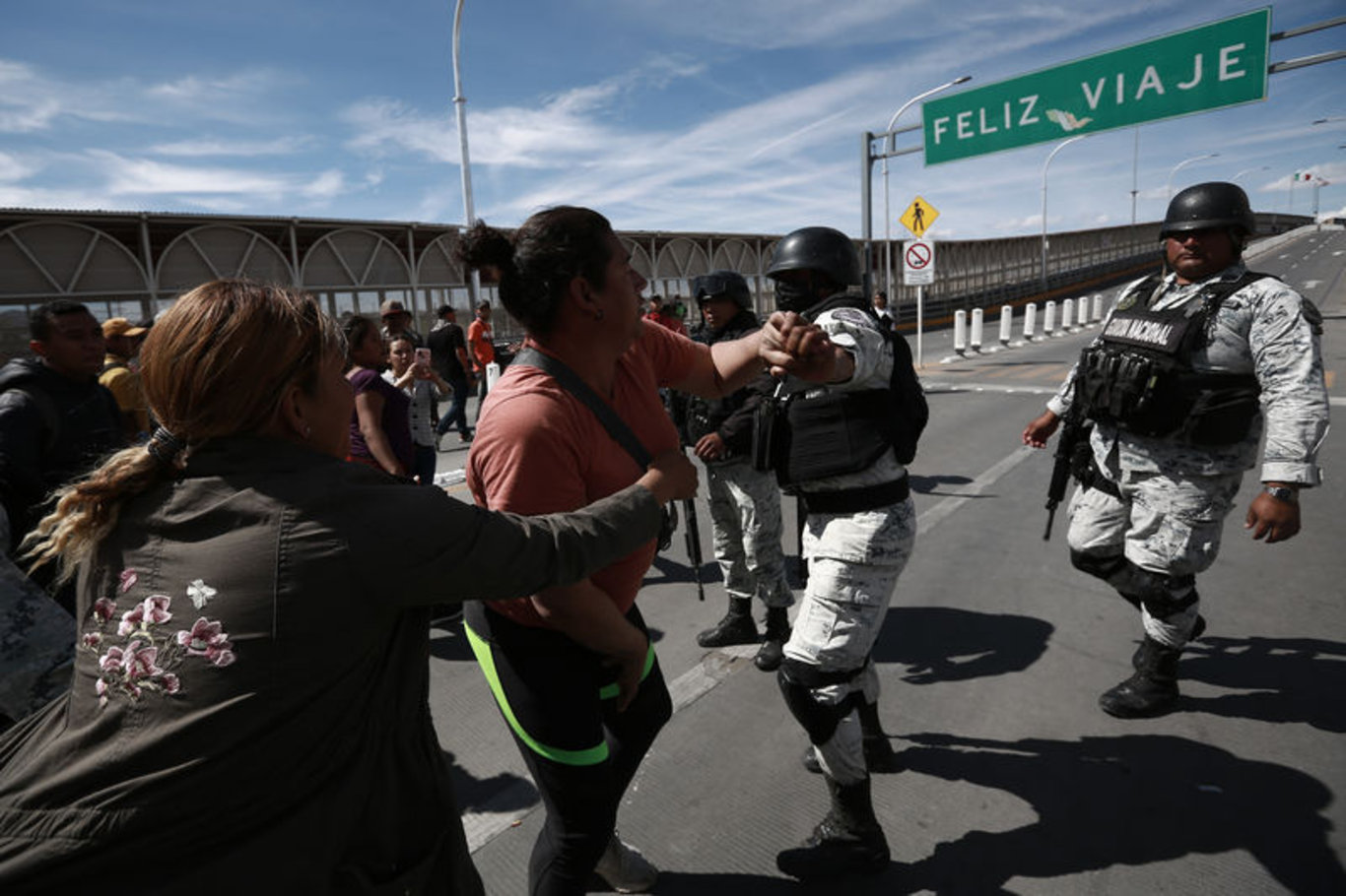 Meksika'da yüzlerce göçmen ABD sınırındaki kontrol noktasına akın etti
