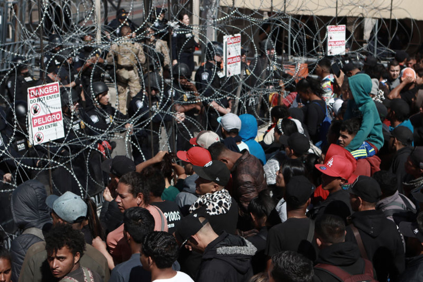 Meksika'da yüzlerce göçmen ABD sınırındaki kontrol noktasına akın etti