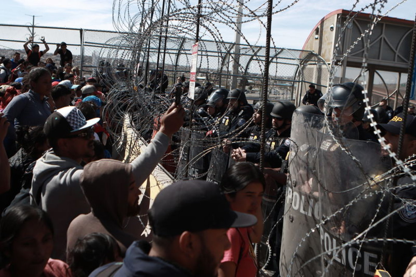 Meksika'da yüzlerce göçmen ABD sınırındaki kontrol noktasına akın etti