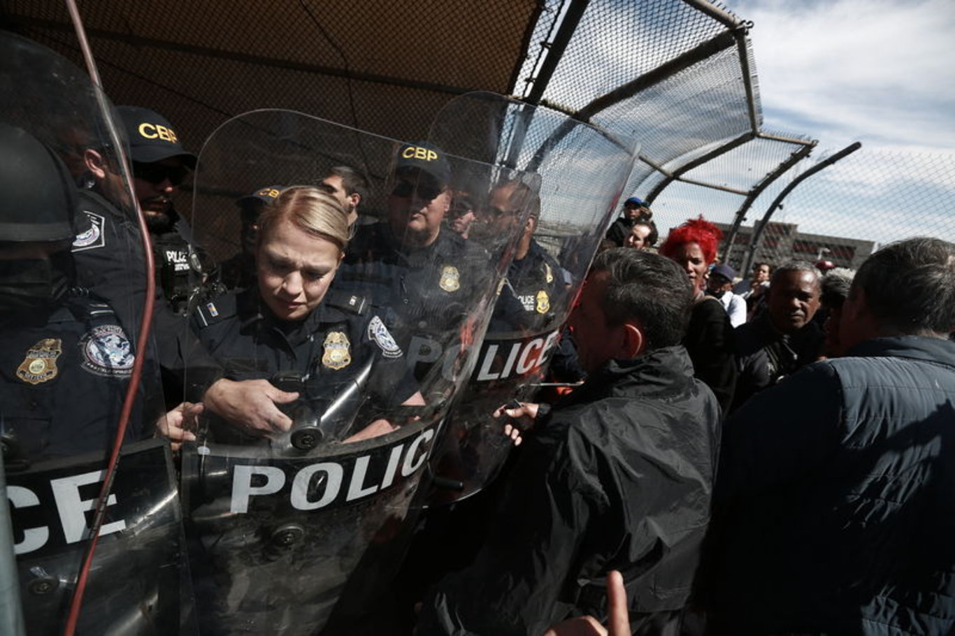Meksika'da yüzlerce göçmen ABD sınırındaki kontrol noktasına akın etti