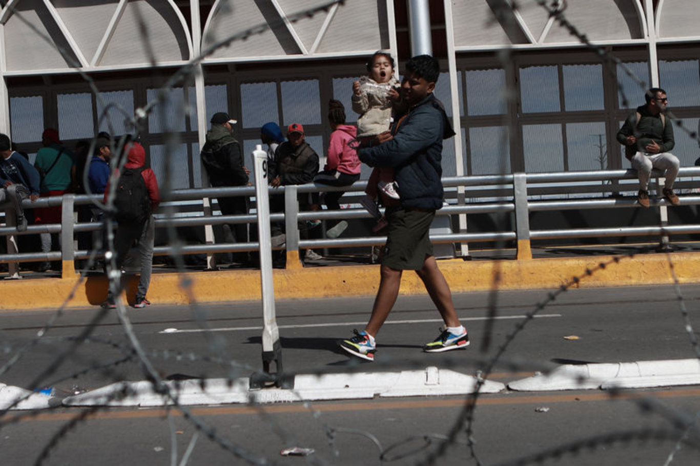 Meksika'da yüzlerce göçmen ABD sınırındaki kontrol noktasına akın etti