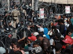 Yüzlerce göçmen ABD sınırına akın etti!