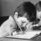 BEBEKLERİN EKSİK UZUVLA DOĞMASINA NEDEN OLAN İLAÇ FACİASI 