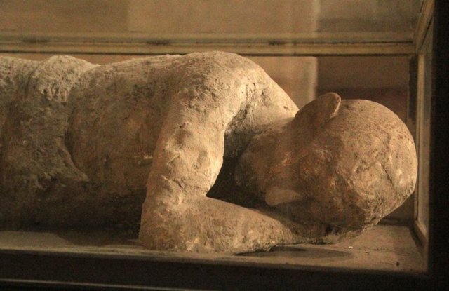 Vezüv patladı tüm şehir 15 dakikada olduğu yerde taşlaştı! İşte Pompei'nin ürkütücü öyküsü