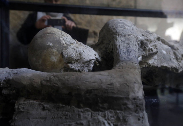 Vezüv patladı tüm şehir 15 dakikada olduğu yerde taşlaştı! İşte Pompei'nin ürkütücü öyküsü