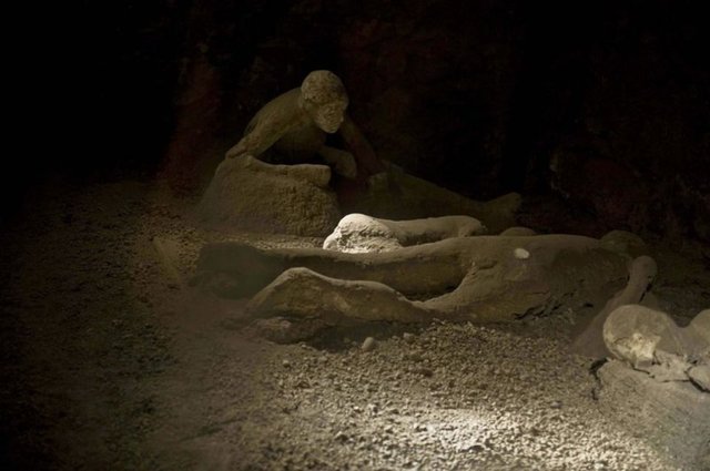 Vezüv patladı tüm şehir 15 dakikada olduğu yerde taşlaştı! İşte Pompei'nin ürkütücü öyküsü