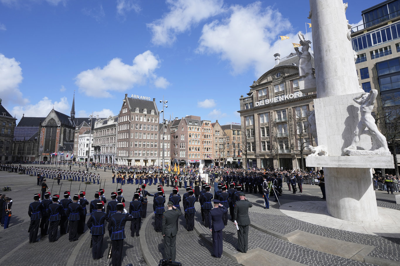 Fransa'dan Hollanda'ya 23 yıl sonra cumhurbaşkanı düzeyinde ilk resmi ziyaret: Protestocular Macron'un konuşmasına böldü!