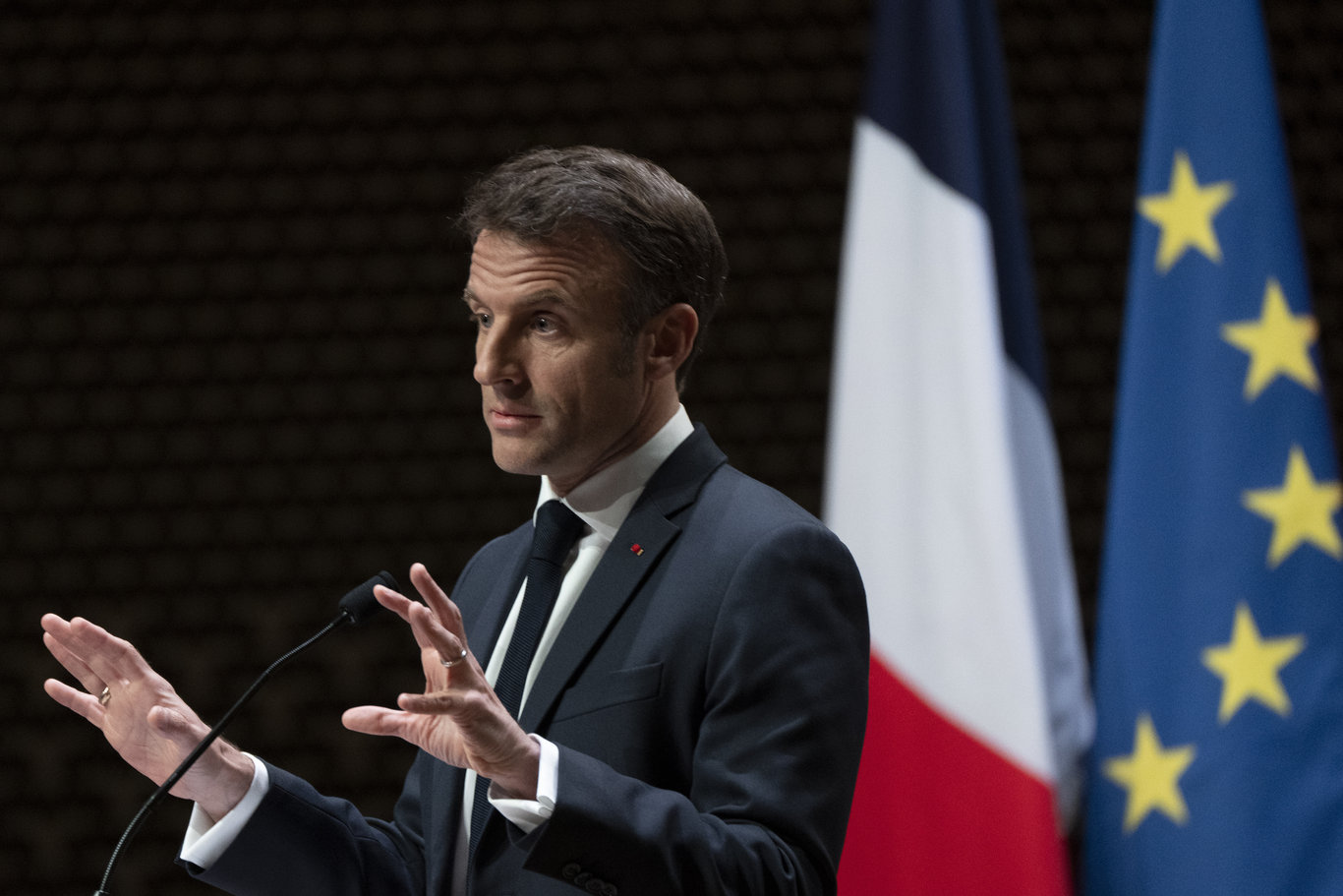 Fransa'dan Hollanda'ya 23 yıl sonra cumhurbaşkanı düzeyinde ilk resmi ziyaret: Protestocular Macron'un konuşmasına böldü!