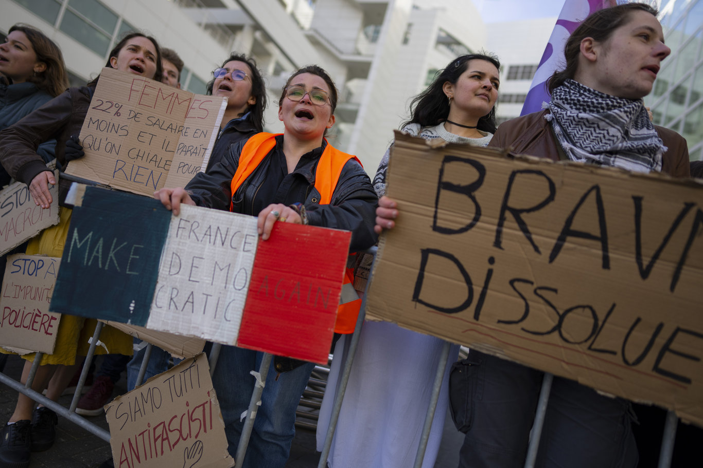 Fransa'dan Hollanda'ya 23 yıl sonra cumhurbaşkanı düzeyinde ilk resmi ziyaret: Protestocular Macron'un konuşmasına böldü!