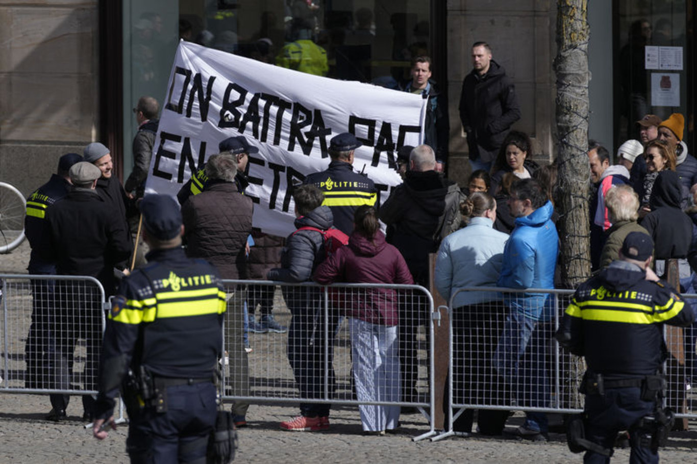 Fransa'dan Hollanda'ya 23 yıl sonra cumhurbaşkanı düzeyinde ilk resmi ziyaret: Protestocular Macron'un konuşmasına böldü!