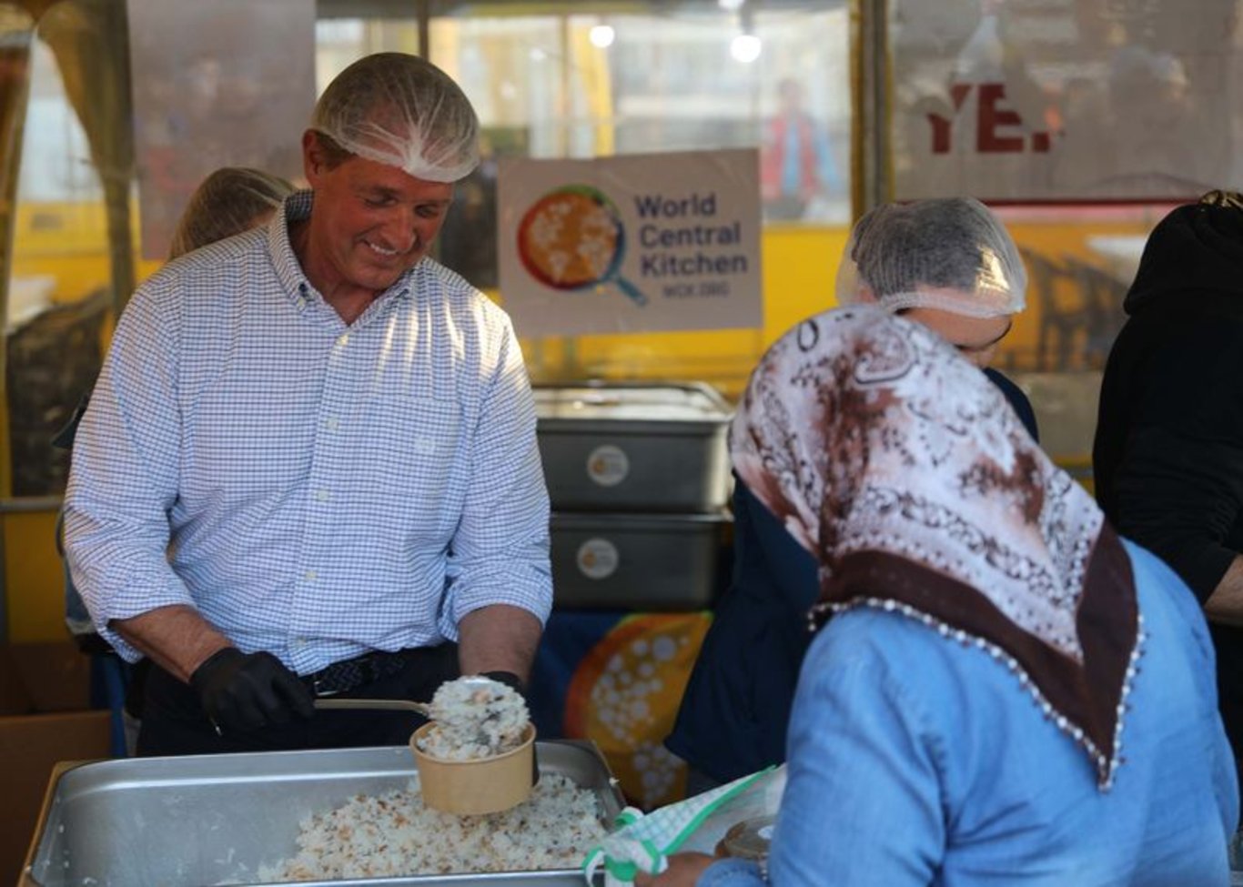 ABD'nin Ankara Büyükelçisi Flake iftara katıldı, depremzedelere yemek dağıttı