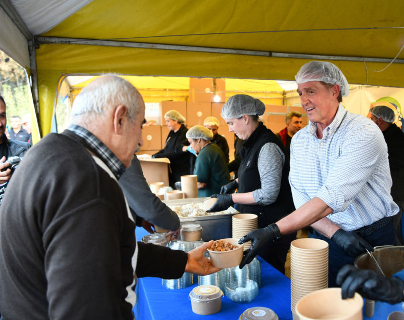 ABD'nin Ankara Büyükelçisi Flake iftara katıldı, depremzedelere yemek dağıttı