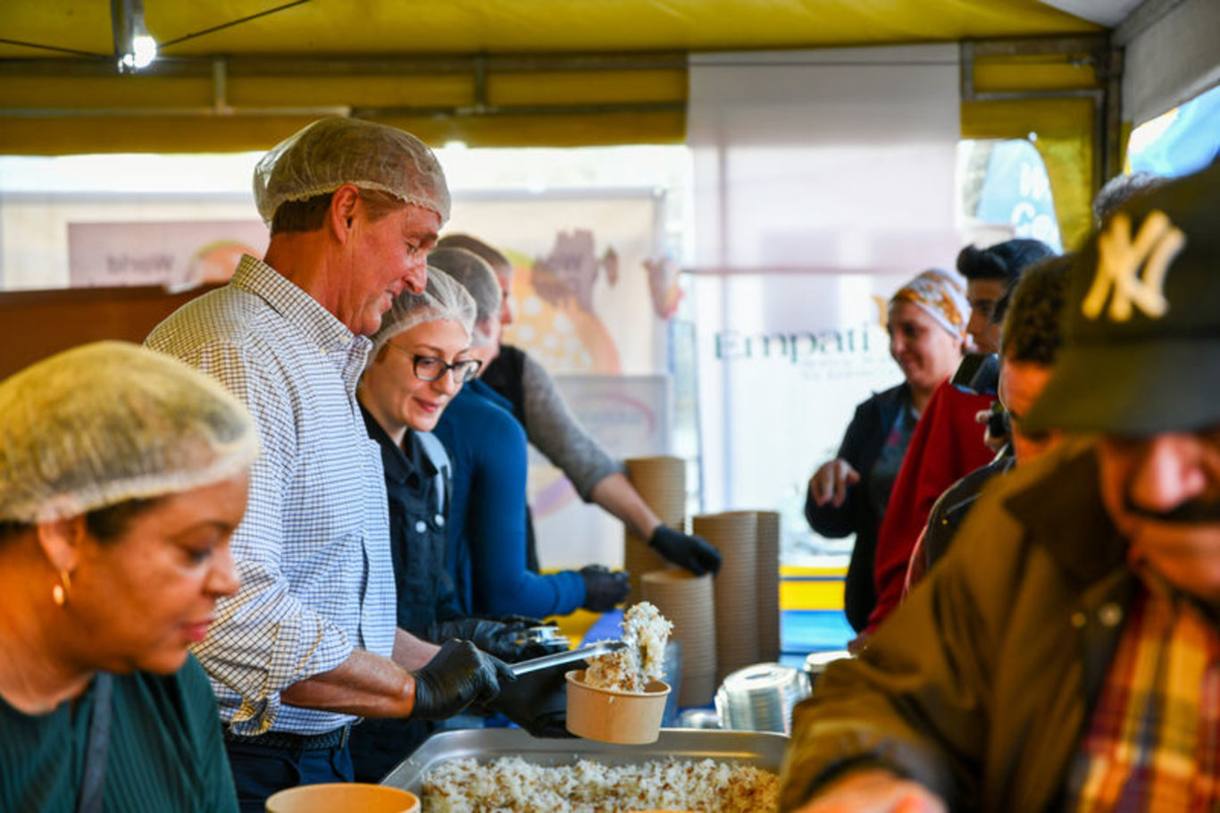 ABD'nin Ankara Büyükelçisi Flake iftara katıldı, depremzedelere yemek dağıttı