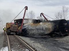 ABD’de panik anları: Tehlikeli madde taşıyan tren raydan çıktı