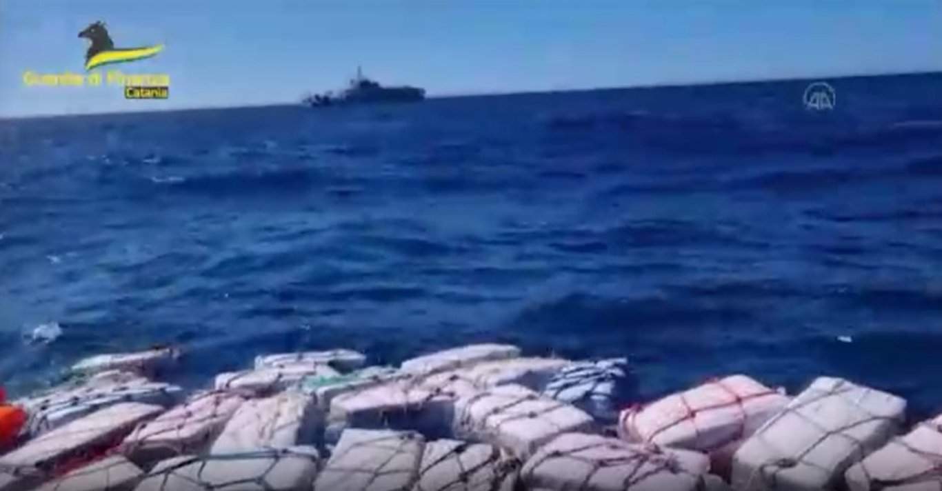 İtalyan polisi Akdeniz'de paketler halinde 2 ton kokain buldu
