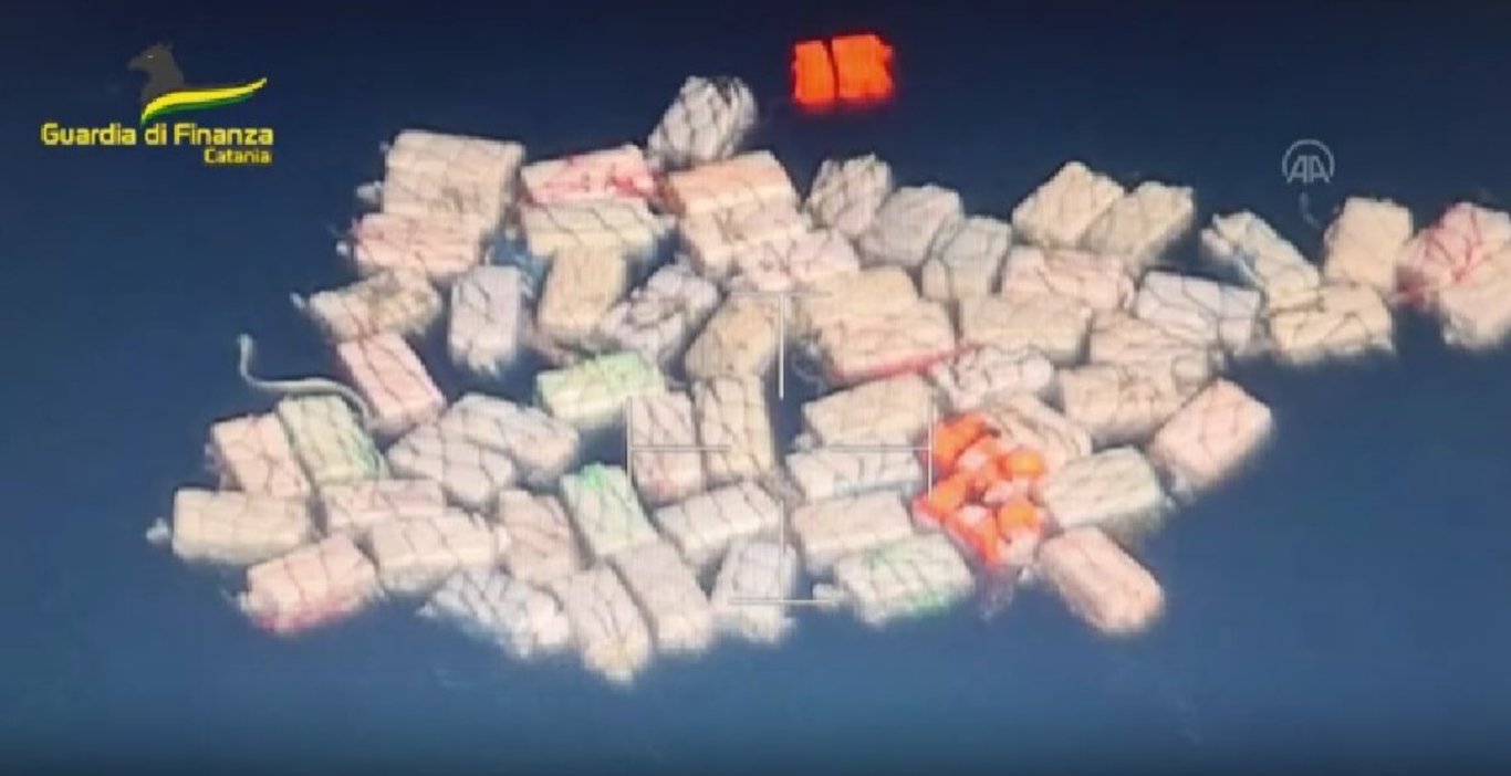 İtalyan polisi Akdeniz'de paketler halinde 2 ton kokain buldu