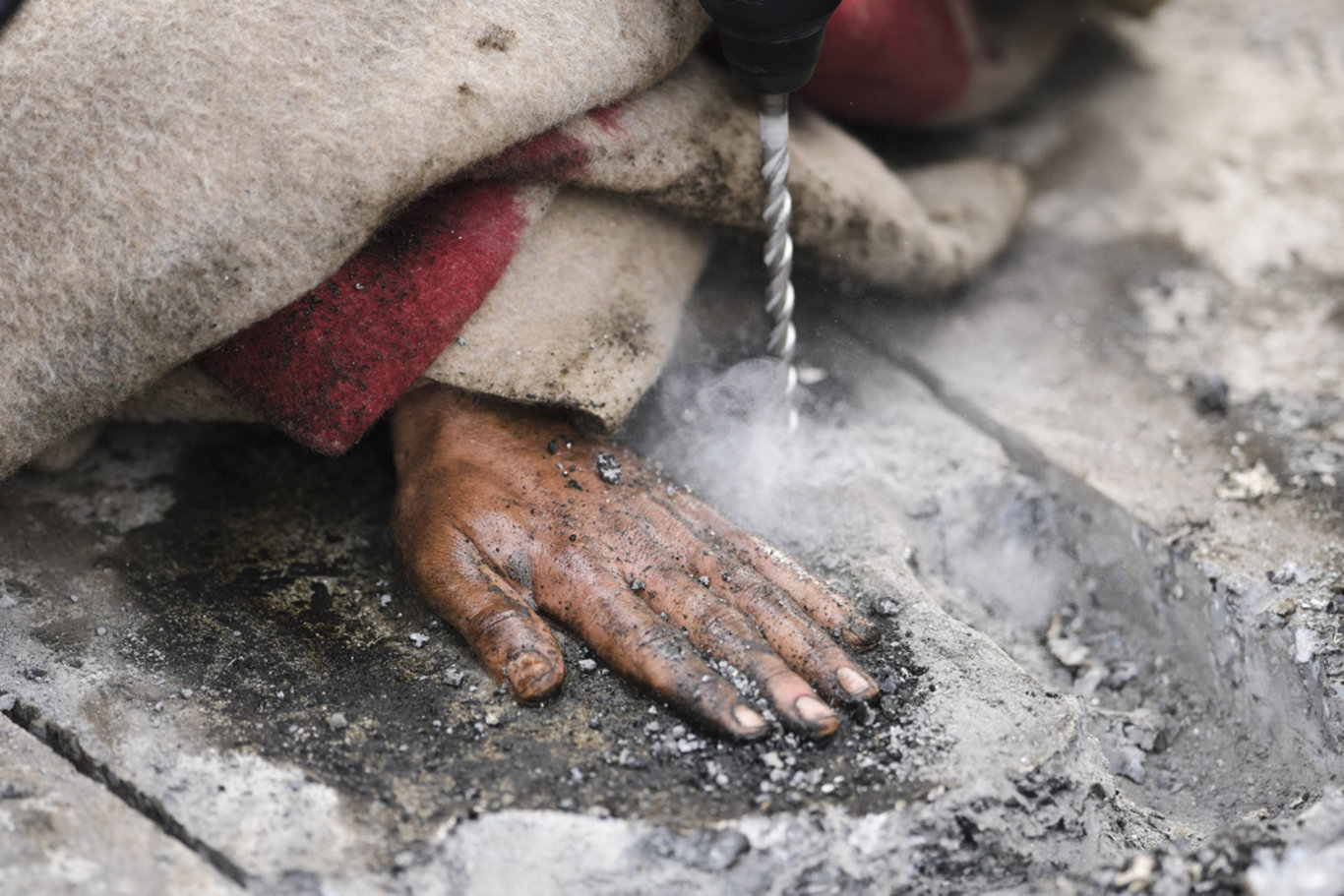 Almanya'da aktivistler ellerini asfalta yapıştırdı, trafik durdu