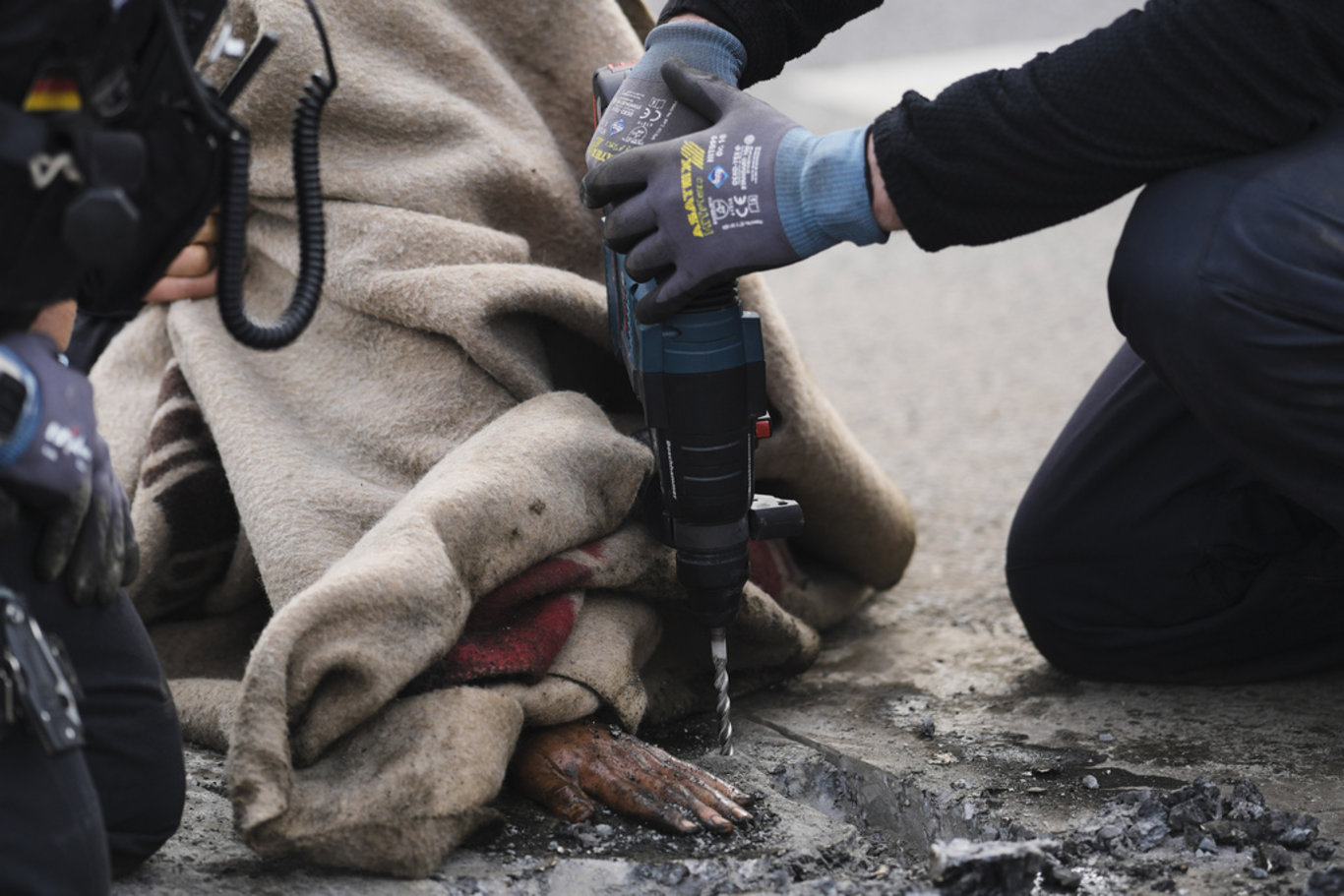 Almanya'da aktivistler ellerini asfalta yapıştırdı, trafik durdu