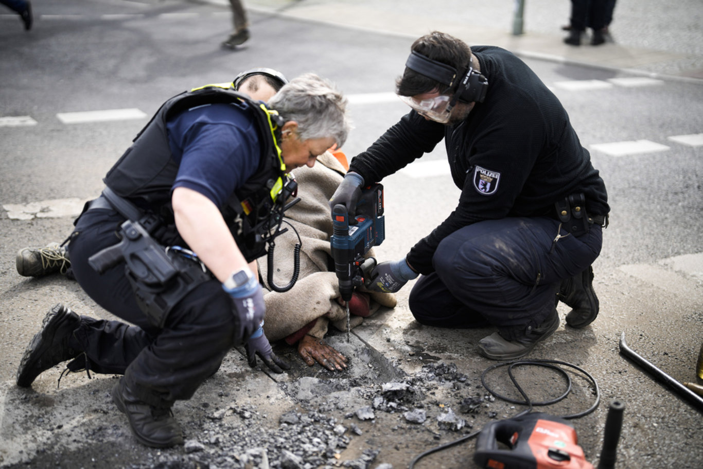 Almanya'da aktivistler ellerini asfalta yapıştırdı, trafik durdu