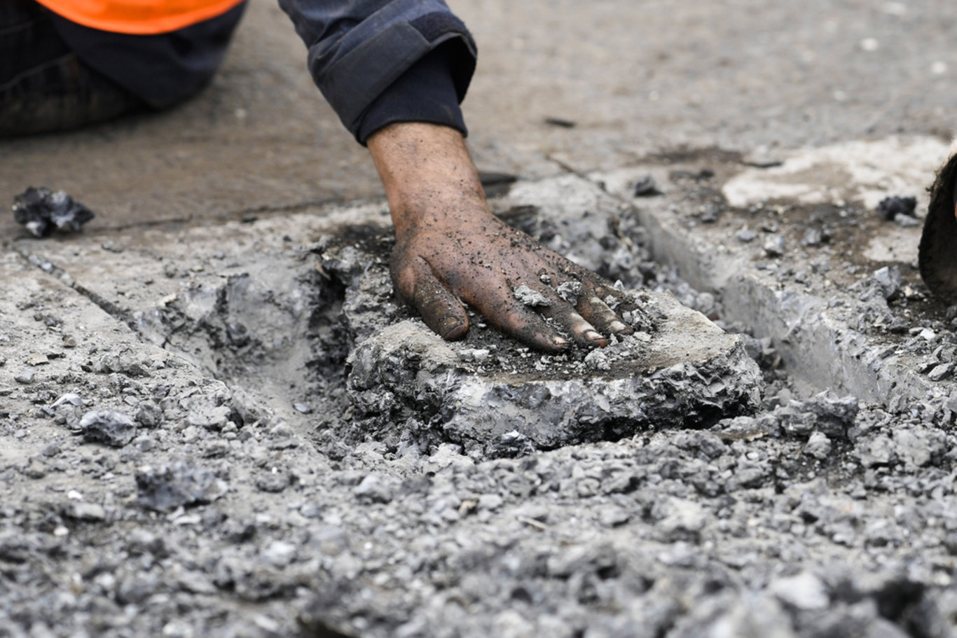 Almanya'da aktivistler ellerini asfalta yapıştırdı, trafik durdu