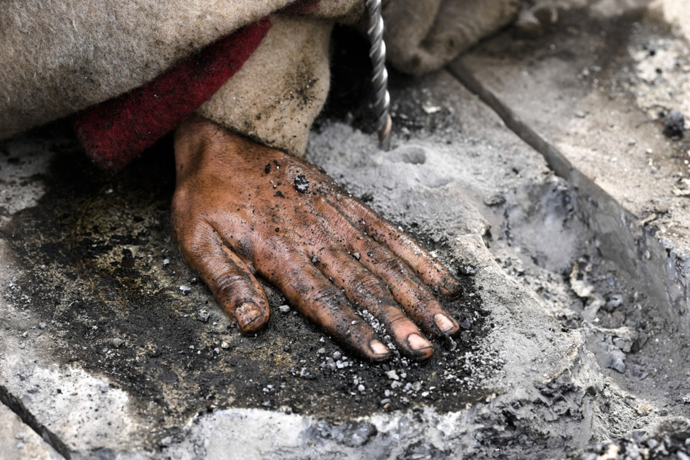 Almanya'da aktivistler ellerini asfalta yapıştırdı, trafik durdu