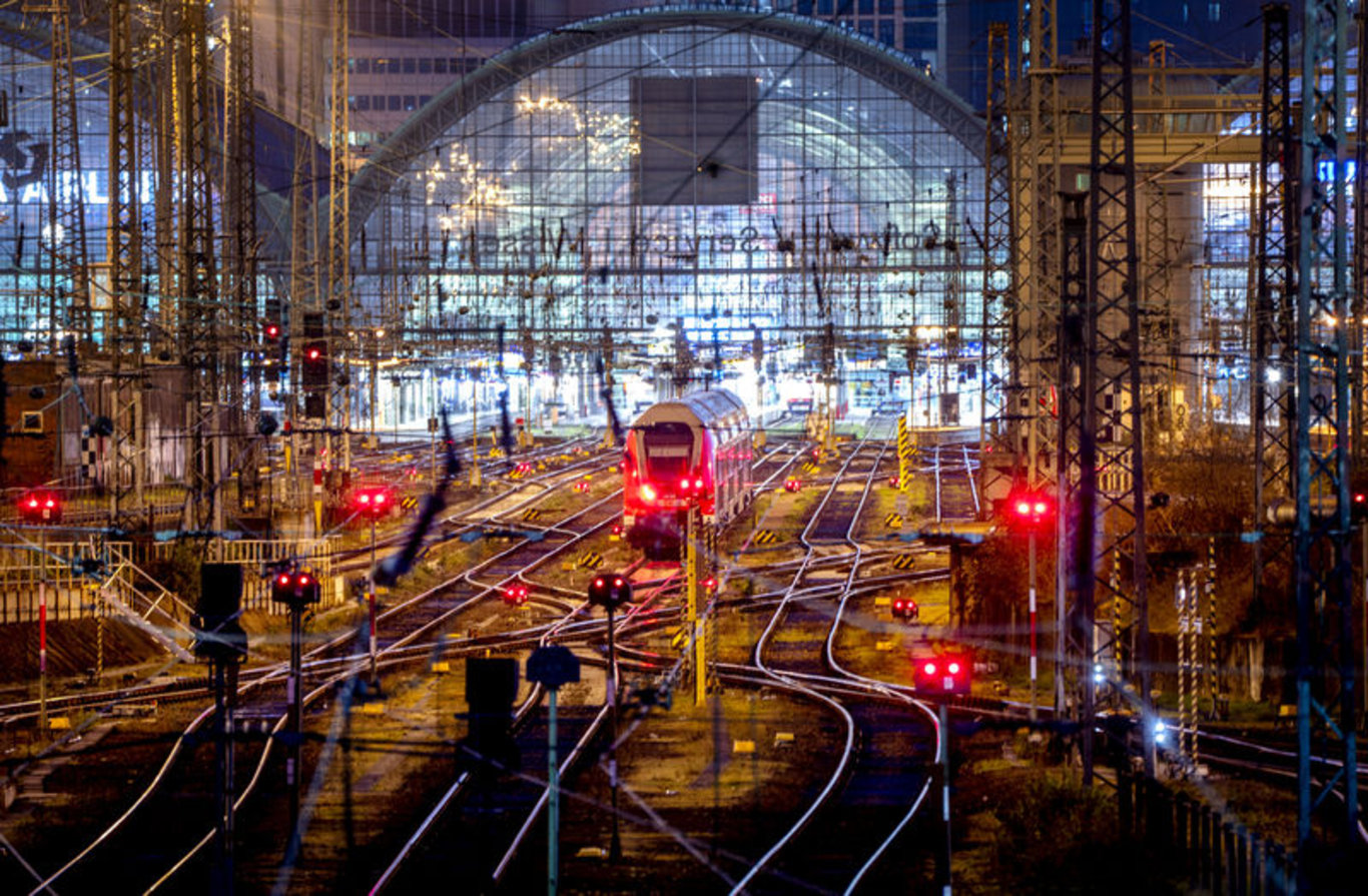 Almanya'da demir yolu çalışanlarının uyarı grevi sebebiyle tren istasyonları boş kaldı