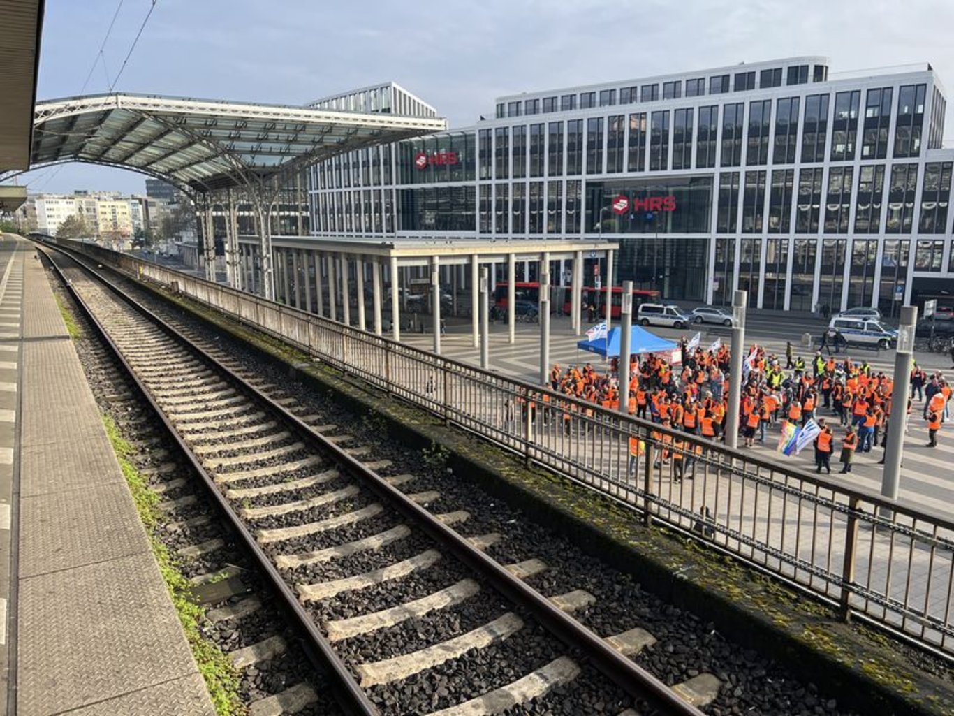 Almanya'da demir yolu çalışanlarının uyarı grevi sebebiyle tren istasyonları boş kaldı
