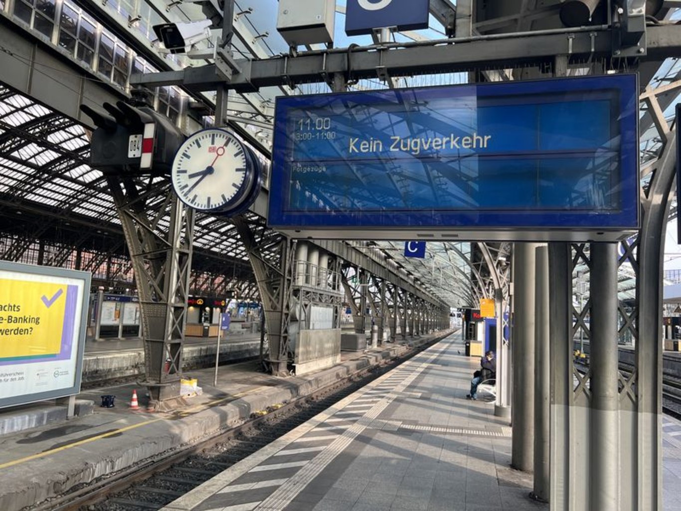 Almanya'da demir yolu çalışanlarının uyarı grevi sebebiyle tren istasyonları boş kaldı