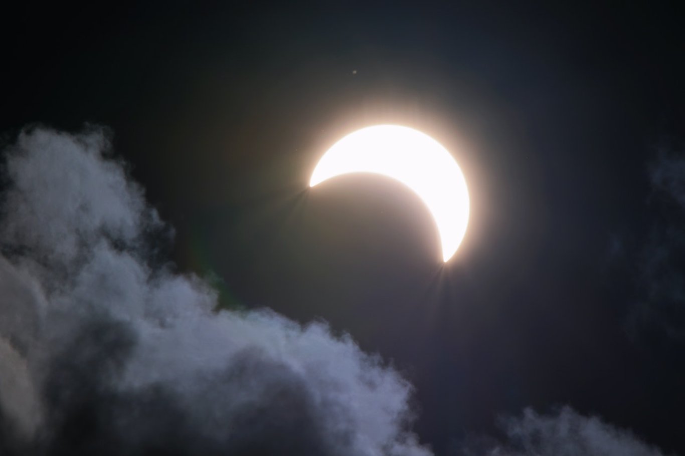 Ay'ın sahibi olduğunu iddia eden Dennis Hope Ay'dan tapu satıyor