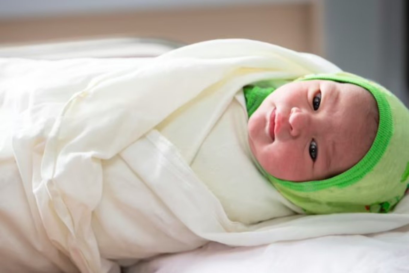 Bebekler neden kundaklanır? Kundaklamanın yararları ve riskleri nelerdir?