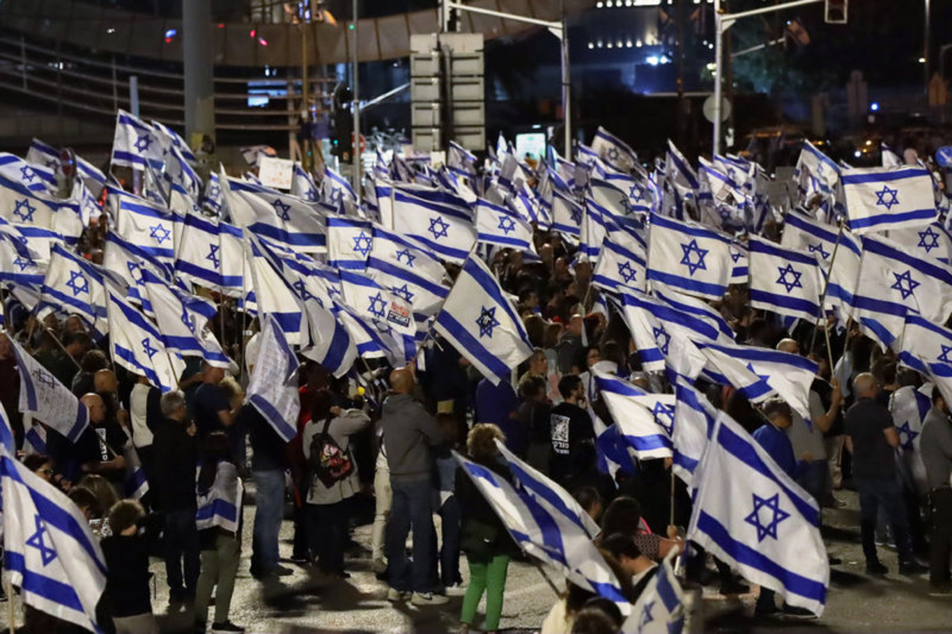 Binlerce İsrailli yine sokaklara çıktı