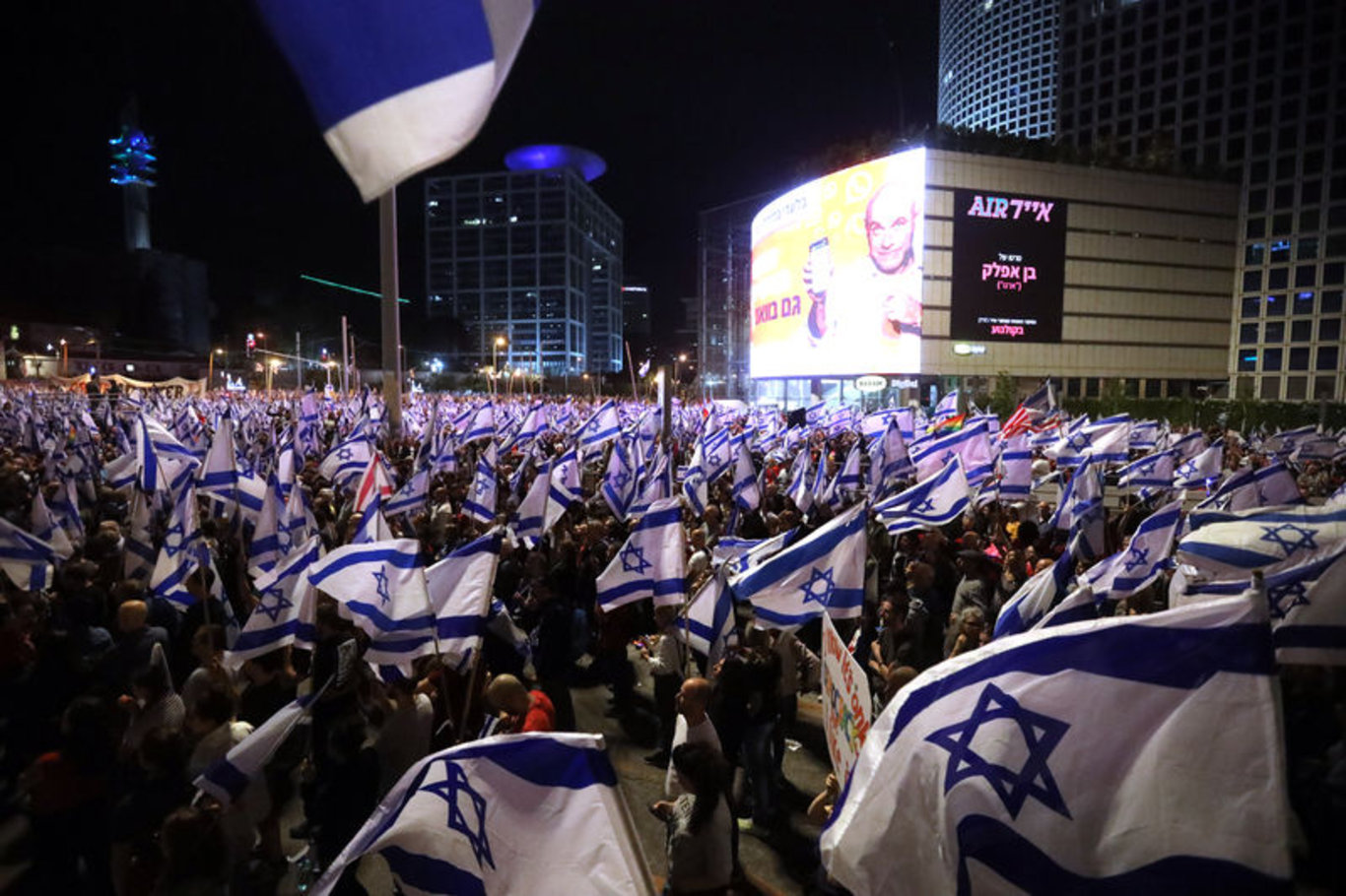 Binlerce İsrailli yine sokaklara çıktı