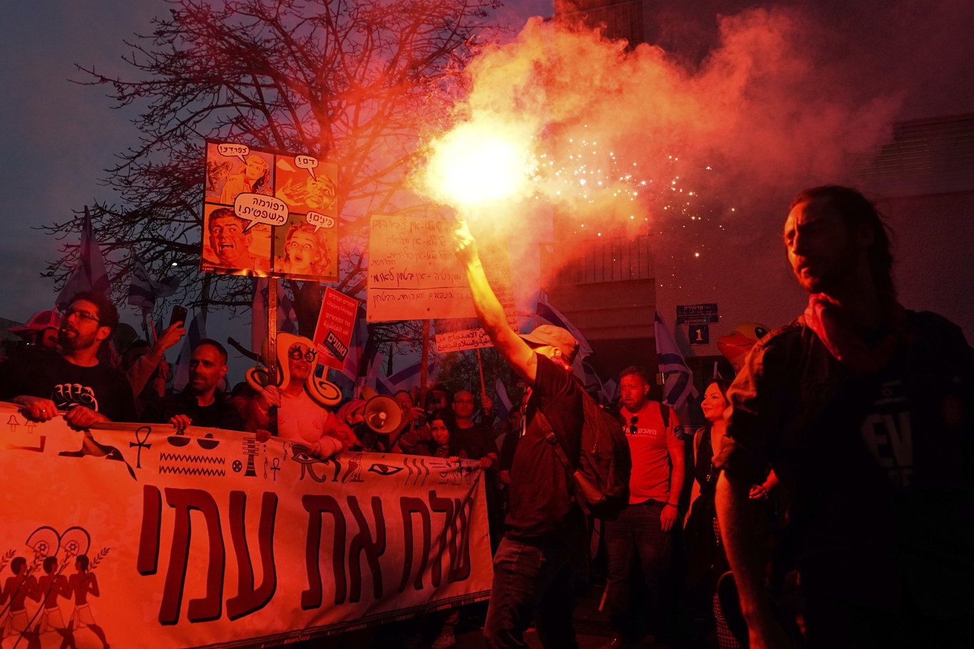 Binlerce İsrailli yine sokaklara çıktı