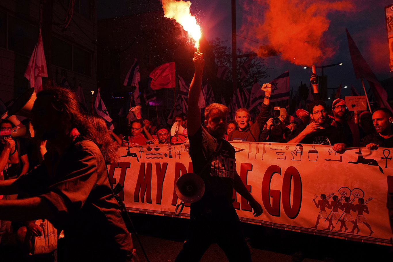 Binlerce İsrailli yine sokaklara çıktı
