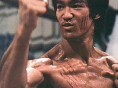 Bruce Lee’nin ölümündeki akılalmaz ironi! ‘Su gibi ol dostum’ diyen dünyaca ünlü aktörü su mu öldürdü?