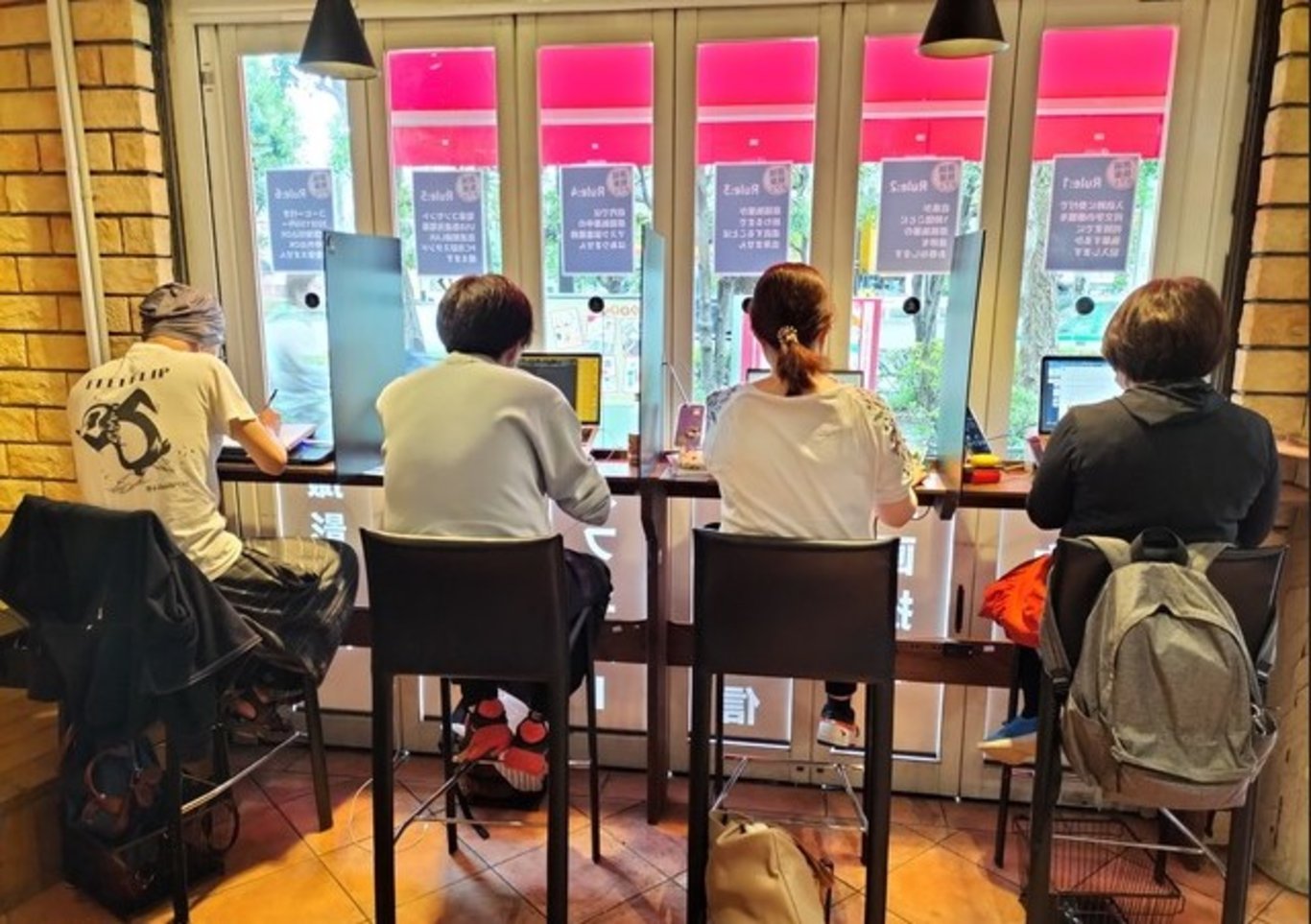 Japonya'daki bu kafe işinizi bitirmeden gitmenize izin vermiyor