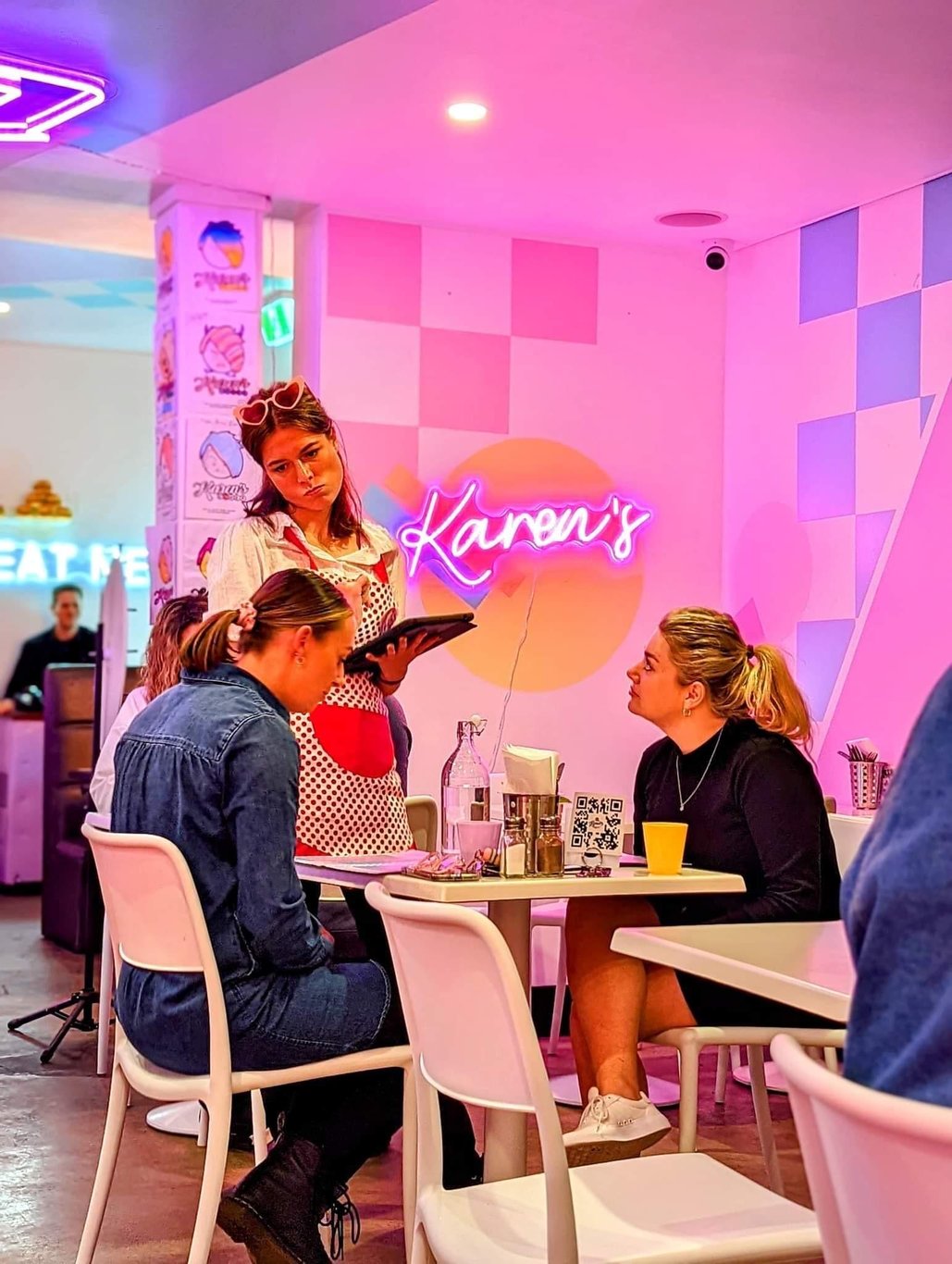 Bu restoranda garsonlar müşterilere hakaret edebiliyor! Siz tercih eder miydiniz?