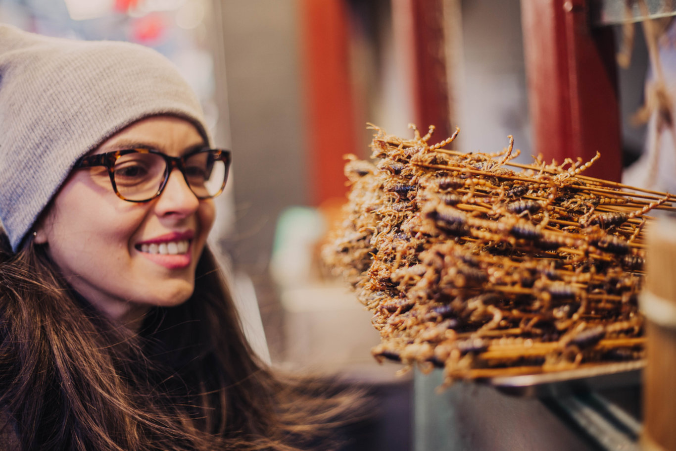 Çinlilerin böcek yeme alışkanlığı acılı dolu ve karanlık bir döneme dayanıyor!