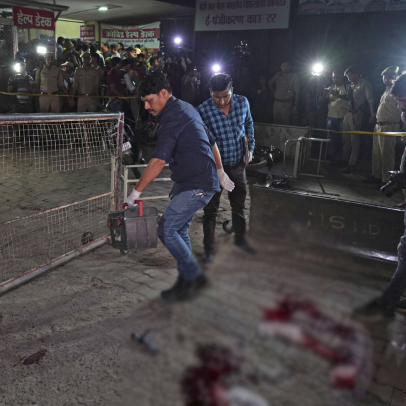 Hindistan'da eski milletvekili ve kardeşi canlı yayında uğradıkları saldırıda öldü