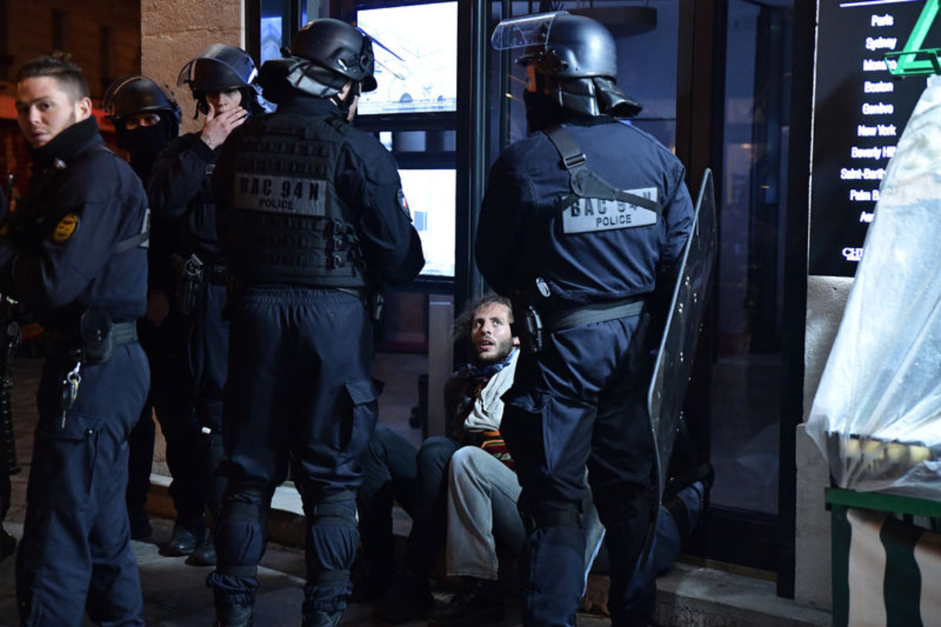 Fransa tartışmalı emeklilik reformunun onaylanmasının ardından başlayan gösteriler şiddetlendi