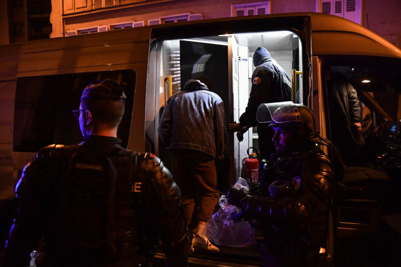 Fransa tartışmalı emeklilik reformunun onaylanmasının ardından başlayan gösteriler şiddetlendi