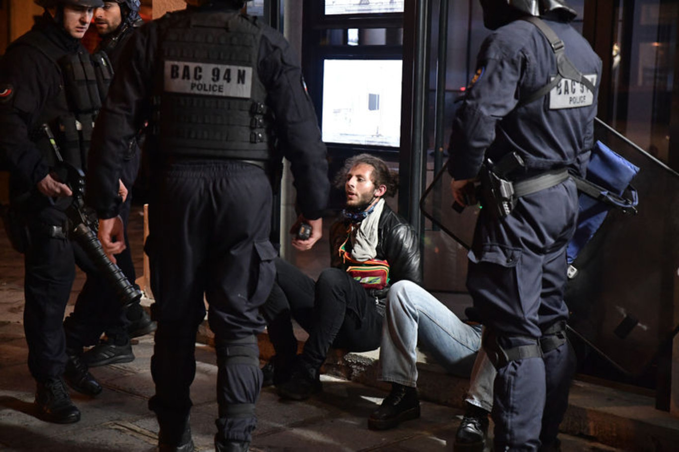 Fransa tartışmalı emeklilik reformunun onaylanmasının ardından başlayan gösteriler şiddetlendi