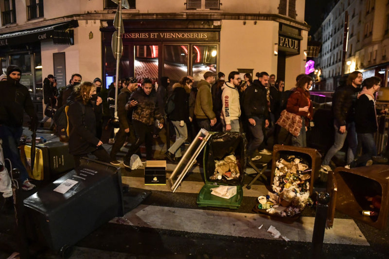Fransa tartışmalı emeklilik reformunun onaylanmasının ardından başlayan gösteriler şiddetlendi