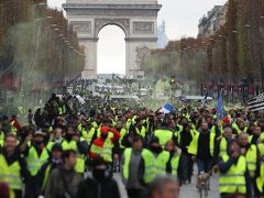 Fransa’da sarı yelekliler 4. yılında da sokağa indi!