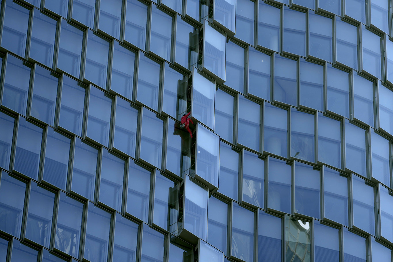 Fransız Örümcek Adam emeklilik reformu protestolarına destek için tırmandı