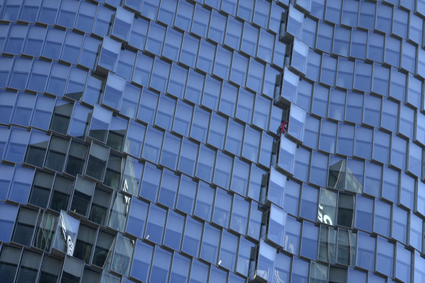 Fransız Örümcek Adam emeklilik reformu protestolarına destek için tırmandı