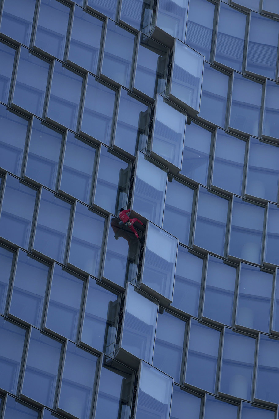 Fransız Örümcek Adam emeklilik reformu protestolarına destek için tırmandı